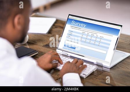 Business-Pc-Formular Zur Online-Umfrage Auf Einem Digitalen Laptop Ausfüllen Stockfoto