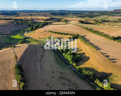 Uploders, Dorset, Großbritannien. 4.. August 2022. Wetter in Großbritannien. Blick aus der Luft der verbrannten und ausgetrocknete Felder bei Uploders in Dorset, wo das Gras aufgrund der hohen Temperaturen und Dürrebedingungen im Sommer braun geworden ist. Aufgrund der langen Trockenheit soll morgen im benachbarten County Hampshire ein Schlauchleitungsverbot in Kraft treten. Bildnachweis: Graham Hunt/Alamy Live News Stockfoto