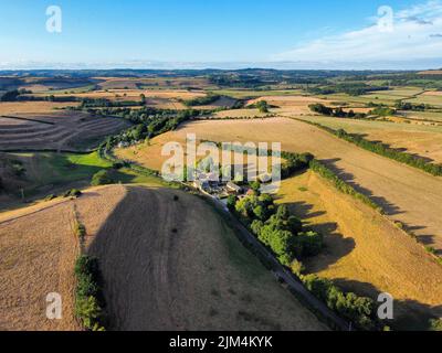 Uploders, Dorset, Großbritannien. 4.. August 2022. Wetter in Großbritannien. Blick aus der Luft der verbrannten und ausgetrocknete Felder bei Uploders in Dorset, wo das Gras aufgrund der hohen Temperaturen und Dürrebedingungen im Sommer braun geworden ist. Aufgrund der langen Trockenheit soll morgen im benachbarten County Hampshire ein Schlauchleitungsverbot in Kraft treten. Bildnachweis: Graham Hunt/Alamy Live News Stockfoto