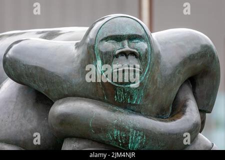 Nahaufnahme der Figur aus Bronze Kaassassassuk Skulptur von Simon Kristoffersen in Nuuk, Grönland am 20. Juli 2022 Stockfoto