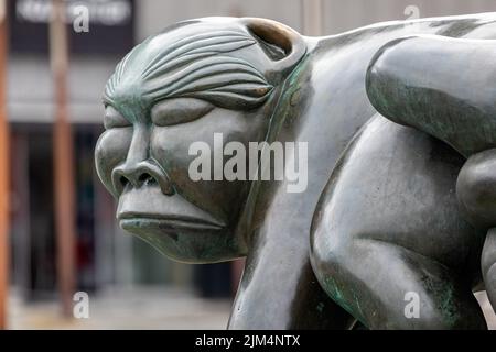 Nahaufnahme der Figur aus Bronze Kaassassassuk Skulptur von Simon Kristoffersen in Nuuk, Grönland am 20. Juli 2022 Stockfoto