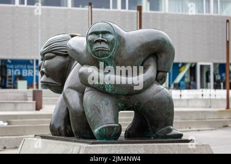 Bronze Kaassassassuk Skulptur von Simon Kristoffersen in Nuuk, Grönland am 20. Juli 2022 Stockfoto