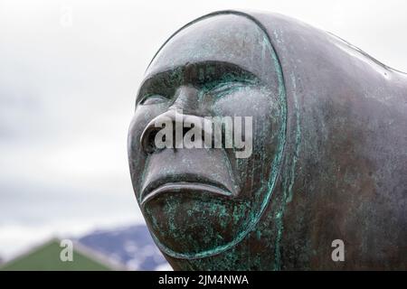 Nahaufnahme der Figur aus Bronze Kaassassassuk Skulptur von Simon Kristoffersen in Nuuk, Grönland am 20. Juli 2022 Stockfoto