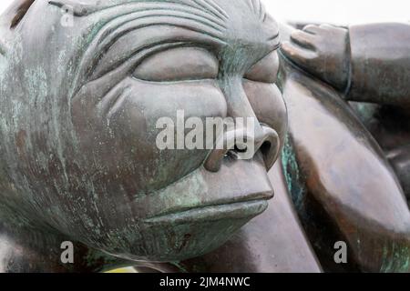 Nahaufnahme der Figur aus Bronze Kaassassassuk Skulptur von Simon Kristoffersen in Nuuk, Grönland am 20. Juli 2022 Stockfoto