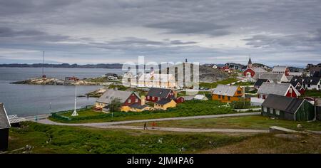 Panoramablick auf den alten Kolonialhafen mit der Kirche unseres Erlösers und der Hans-Egede-Statue in Nuuk, Grönland, am 20. Juli 2022 Stockfoto