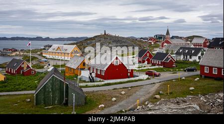 Panoramablick auf den alten Kolonialhafen mit der Kirche unseres Erlösers und der Hans-Egede-Statue in Nuuk, Grönland, am 20. Juli 2022 Stockfoto