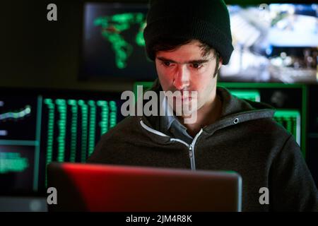 Gefährliche Hooded Hacker brechen in Regierung Datenserver und infiziert ihr System mit einem Virus. Sein Hideout Place hat eine dunkle Atmosphäre, mehrere Stockfoto