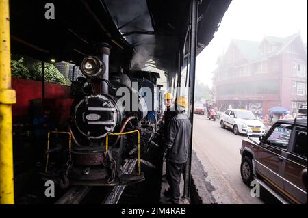 11. Juni 2022, Darjeeling, Westbengalen, Indien: Die Dampfmaschinen des UNESCO-Weltkulturerbes Darjeeling Himalayan Railway ''Spielzeugzug'''-s auf der Darjeeling Lok Shed, die sich auf den morgendlichen Flug in Darjeeling, Westbengalen, Indien am 11/06/2022 vorbereiten. Sie gilt auch als die 22. höchste Eisenbahn der Welt. Darjeeling Himalayan Railways kann bis zu 20 Zugfahrten durchführen. Die Züge werden von alten Kohlekraftwerken gezogen. Kohleaschen fliegen die ganze Zeit dorthin, und Lokomotivmechaniker arbeiten den ganzen Tag in dieser verschmutzten Luft. (Bild: © Soumyabrata Roy/Pacific Press via ZUMA Press W Stockfoto