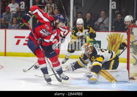 Jun 13 2022 Windsor Ontario Canada, Windsor Spitfires besiegte die Hamilton Bulldogs 5-2, um ein Spiel 7 zu zwingen. Will Cuylle (13) von den Windsor Spitfires.(Bearbeiten Stockfoto