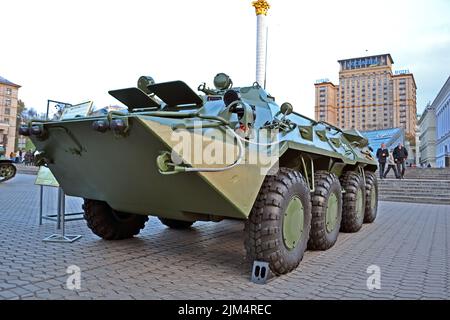 BTR-80 Militärautokar. Militärwagen-Ausstellung auf der Kreshatik-Straße in Kiew, Ukraine.Straßenausstellung im Freien, die Kiew von den Nazi-Truppen befreit. Stockfoto