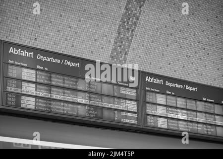 Fahrplan-Tafel im kölner Hauptbahnhof, schwarz-weiß Foto Stockfoto