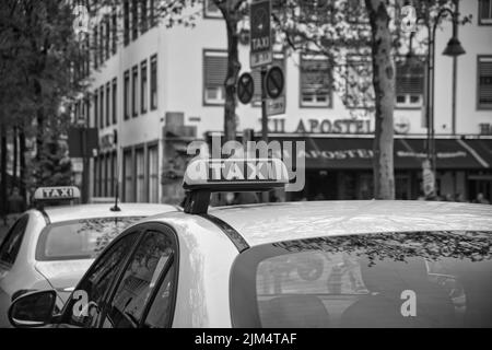 Beleuchtetes gelbliches Taxistand am hellen Taxiwagen Stockfoto