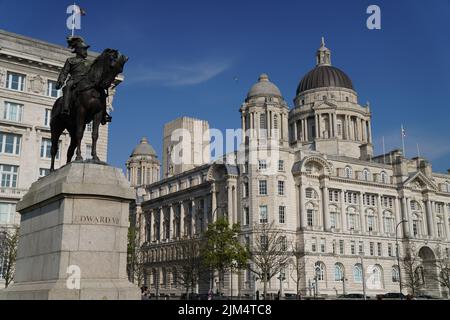 Das Hafengebäude von Liverpool und die Statue von König Edward VII. Pier Head, Liverpool, England, Großbritannien. Stockfoto