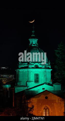 Eine vertikale Aufnahme des Halbmondes auf der Spitze der Kirche Mariä Himmelfahrt in Cosenza, Kalabrien, Italien Stockfoto