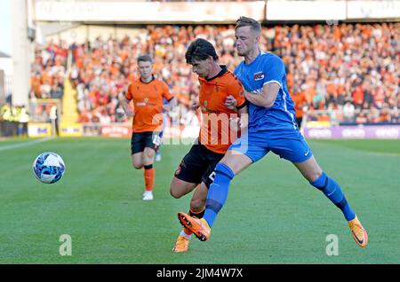 Ian Harkes von Dundee United (links) fordert Sam Beukema von AZ Alkmaar während der dritten Qualifikationsrunde der UEFA Europa Conference League, dem ersten Beinspiel im Tannadice Park, Dundee, heraus. Bilddatum: Donnerstag, 4. August 2022. Stockfoto