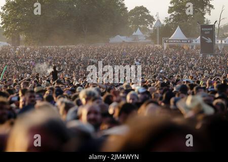 Wacken, Deutschland. 04. August 2022. Metal-Fans feiern den Auftritt der dänischen Band 'Mercyful Fate' beim WOA - Wacken Open Air. WOA gilt als das größte Heavy Metal Festival der Welt. Quelle: Frank Molter/dpa/Alamy Live News Stockfoto