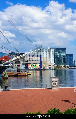 Baltimore, MD, USA – 2. August 2022: Blick auf den Binnenhafen von Baltimore City, der einige Schiffe umfasst, die für die Öffentlichkeit zugänglich sind. Stockfoto