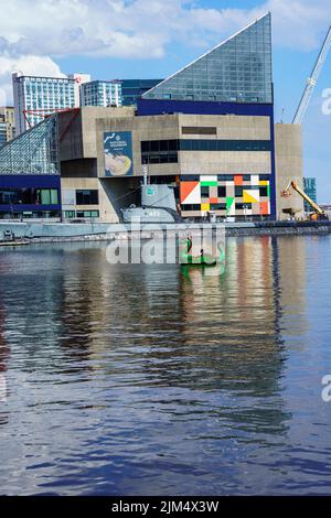 Baltimore, MD, USA – 2. August 2022: Blick auf den Binnenhafen von Baltimore City, der einige Schiffe umfasst, die für die Öffentlichkeit zugänglich sind. Stockfoto