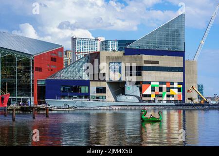 Baltimore, MD, USA – 2. August 2022: Blick auf den Binnenhafen von Baltimore City, der einige Schiffe umfasst, die für die Öffentlichkeit zugänglich sind. Stockfoto