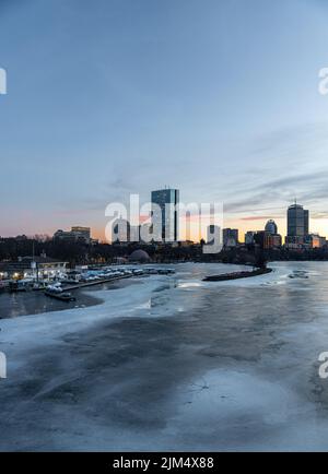 Eine vertikale Aufnahme des Sonnenuntergangs über den Wolkenkratzern von Boston, Massachusetts, USA Stockfoto