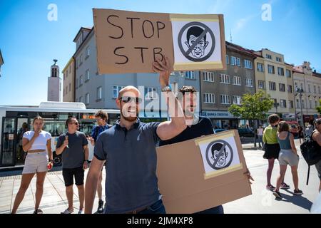 Tabor, Tschechische Republik - 04 2022. August: Im Wahlkampf tourt Andrej Babi in einem Wohnmobil durch tschechische Städte, protestiert, pfeift Stockfoto