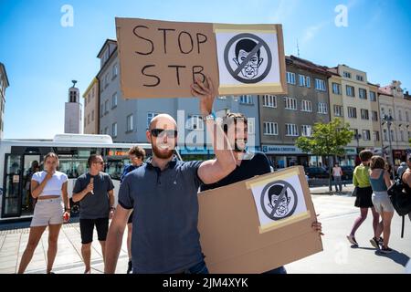 Tabor, Tschechische Republik - 04 2022. August: Im Wahlkampf tourt Andrej Babi in einem Wohnmobil durch tschechische Städte, protestiert, pfeift Stockfoto