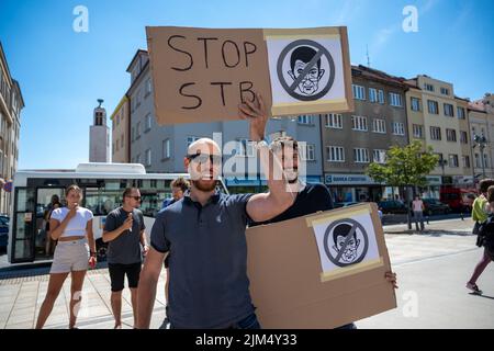 Tabor, Tschechische Republik - 04 2022. August: Im Wahlkampf tourt Andrej Babi in einem Wohnmobil durch tschechische Städte, protestiert, pfeift Stockfoto