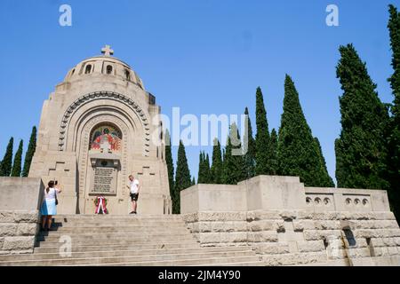 Besucher an der serbischen Gedenkstätte, Militärnekropole Zeitenlik, Thessaloniki, Mazedonien, Nordostgriechenland Stockfoto