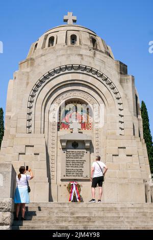 Besucher an der serbischen Gedenkstätte, Militärnekropole Zeitenlik, Thessaloniki, Mazedonien, Nordostgriechenland Stockfoto