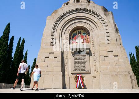 Besucher an der serbischen Gedenkstätte, Militärnekropole Zeitenlik, Thessaloniki, Mazedonien, Nordostgriechenland Stockfoto