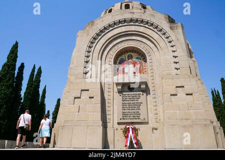 Besucher an der serbischen Gedenkstätte, Militärnekropole Zeitenlik, Thessaloniki, Mazedonien, Nordostgriechenland Stockfoto