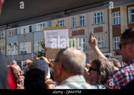 Tabor, Tschechische Republik - 04 2022. August: Im Wahlkampf tourt Andrej Babi in einem Wohnmobil durch tschechische Städte, protestiert, pfeift Stockfoto