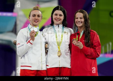 Die Engländerin Andrea Spendolini Sirieix (Mitte) mit ihrer Goldmedaille, die Engländerin Lois Toulson mit ihrer Silbermedaille (links) und die Kanadaerin Caeli McKay mit ihrer Bronzemedaille nach dem Women’s 10m Platform Final im Sandwell Aquatics Center am siebten Tag der Commonwealth Games 2022 in Birmingham. Bilddatum: Donnerstag, 4. August 2022. Stockfoto