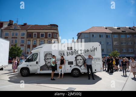 Tabor, Tschechische Republik - 04 2022. August: Im Wahlkampf tourt Andrej Babi in einem Wohnmobil durch tschechische Städte, protestiert, pfeift Stockfoto