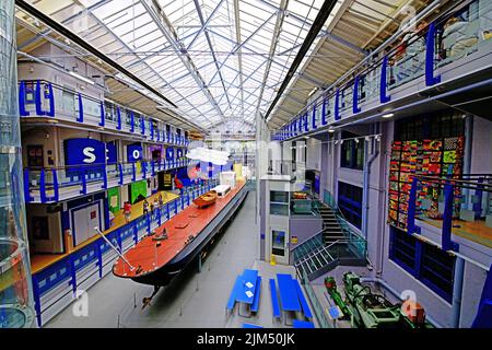 Das weltweit erste Turbinenschiff von Charles Parsons Turbinia startete 1894 und wurde im Discovery Museum Newcastle upon Tyne in der Hauptausstellung Discovery gezeigt Stockfoto