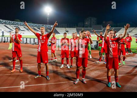 BELGRAD, SERBIEN – AUGUST 4: Robin Propper des FC Twente, Michel VLAP des FC Twente, Julio Pleguezuelo des FC Twente während des dritten Qualifikationsrunden-Spiels der UEFA Europa Conference League zwischen FK Cukaricki und FC Twente im Stadion FK Partizan am 4. August 2022 in Belgrad, Serbien (Foto: Nicola Krstic/Orange Picturs) Stockfoto