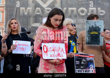 Kiew, Ukraine. 04. August 2022. Demonstranten halten Plakate, die ihre Meinung zum Ausdruck bringen, während der Proteste zur Unterstützung der Soldaten des Asow-Bataillons, die am 29. Juli 2022 im Konzentrationslager in Oleniwka, im besetzten Gebiet der Ukraine, von russischen Militärs gefoltert wurden. Aktivisten und Verwandte versammelten sich auf dem Sofijivska-Platz, um die Aufmerksamkeit der internationalen Organisationen auf russische Kriegsverbrechen in der Ukraine nach dem Beginn einer umfassenden militärischen Invasion am 24. Februar 2022 zu lenken. Kredit: SOPA Images Limited/Alamy Live Nachrichten Stockfoto
