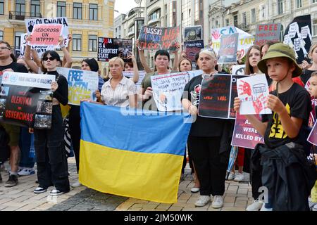 Kiew, Ukraine. 04. August 2022. Demonstranten halten Plakate, die ihre Meinung zum Ausdruck bringen, während der Proteste zur Unterstützung der Soldaten des Asow-Bataillons, die am 29. Juli 2022 im Konzentrationslager in Oleniwka, im besetzten Gebiet der Ukraine, von russischen Militärs gefoltert wurden. Aktivisten und Verwandte versammelten sich auf dem Sofijivska-Platz, um die Aufmerksamkeit der internationalen Organisationen auf russische Kriegsverbrechen in der Ukraine nach dem Beginn einer umfassenden militärischen Invasion am 24. Februar 2022 zu lenken. Kredit: SOPA Images Limited/Alamy Live Nachrichten Stockfoto