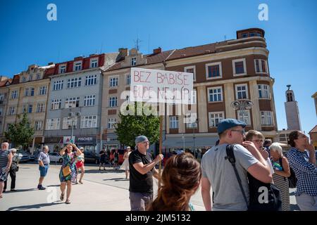 Tabor, Tschechische Republik - 04 2022. August: Im Wahlkampf tourt Andrej Babi in einem Wohnmobil durch tschechische Städte, protestiert, pfeift Stockfoto