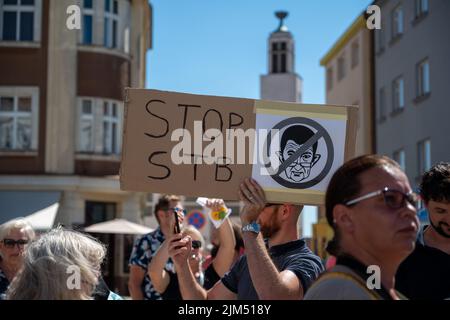 Tabor, Tschechische Republik - 04 2022. August: Im Wahlkampf tourt Andrej Babi in einem Wohnmobil durch tschechische Städte, protestiert, pfeift Stockfoto