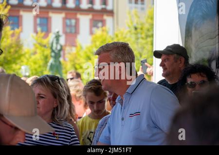 Tabor, Tschechische Republik - 04 2022. August: Im Wahlkampf tourt Andrej Babi in einem Wohnmobil durch tschechische Städte, protestiert, pfeift Stockfoto