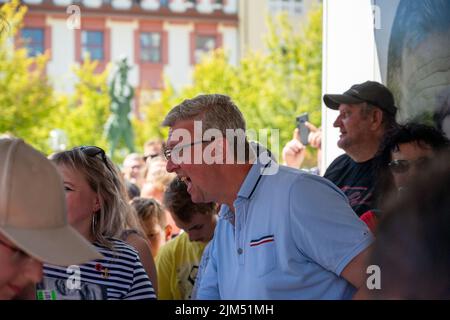 Tabor, Tschechische Republik - 04 2022. August: Im Wahlkampf tourt Andrej Babi in einem Wohnmobil durch tschechische Städte, protestiert, pfeift Stockfoto