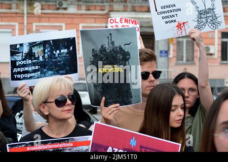 Kiew, Ukraine. 04. August 2022. Demonstranten halten Plakate, die ihre Meinung zum Ausdruck bringen, während der Proteste zur Unterstützung der Soldaten des Asow-Bataillons, die am 29. Juli 2022 im Konzentrationslager in Oleniwka, im besetzten Gebiet der Ukraine, von russischen Militärs gefoltert wurden. Aktivisten und Verwandte versammelten sich auf dem Sofijivska-Platz, um die Aufmerksamkeit der internationalen Organisationen auf russische Kriegsverbrechen in der Ukraine nach dem Beginn einer umfassenden militärischen Invasion am 24. Februar 2022 zu lenken. (Foto: Aleksandr Gusev/SOPA Images/Sipa USA) Quelle: SIPA USA/Alamy Live News Stockfoto