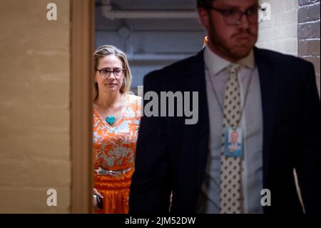 Washington, Vereinigte Staaten. 04. August 2022. Der Senator der Vereinigten Staaten, Kyrsten Sinema (Demokrat von Arizona), kommt am Donnerstag, den 4. August 2022, zur Abstimmung im US-Kapitol in Washington, DC. Kredit: Rod Lampey/CNP/dpa/Alamy Live Nachrichten Stockfoto