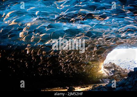 Blaues Dach in Gletschereishöhle Stockfoto