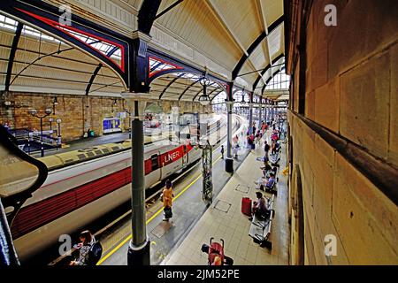 Newcastle Central Rail Station mit dem LNER Express und Passagieren, die nach London Kings Cross reisen Stockfoto