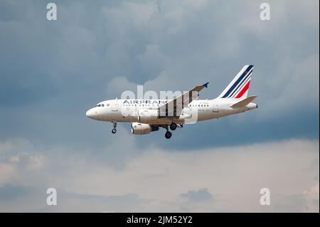 31.07.2022, Berlin, Deutschland, Europa - ein Air France Airbus A318-100 Passagierflugzeug nähert sich dem Flughafen Berlin Brandenburg zur Landung an. Stockfoto