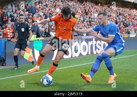 Ian Harkes von Dundee United (links) fordert Sam Beukema von AZ Alkmaar während der dritten Qualifikationsrunde der UEFA Europa Conference League, dem ersten Beinspiel im Tannadice Park, Dundee, heraus. Bilddatum: Donnerstag, 4. August 2022. Stockfoto