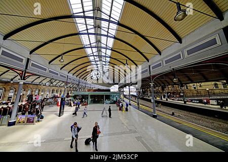 Der Hauptbahnhof von Newcastle ist inmitten von Cafés zu sehen, wobei die Passagiere auf die Hauptlinien Nord und Süd fahren Stockfoto