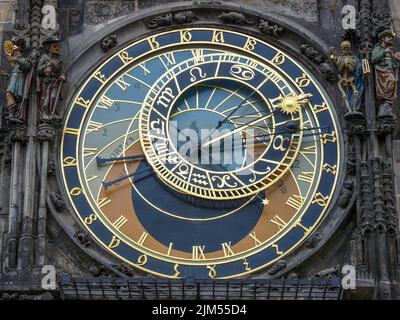 Die Prager astronomische Uhr, die am Alten Rathaus in Prag, Tschechien, angebracht ist Stockfoto